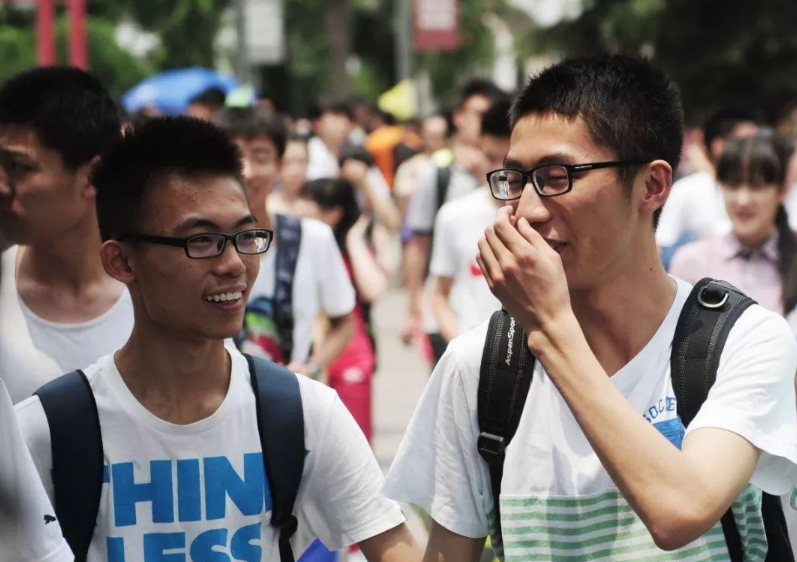 44年前的“高考试卷”走红，初中生直言太简单，高中生看后笑了