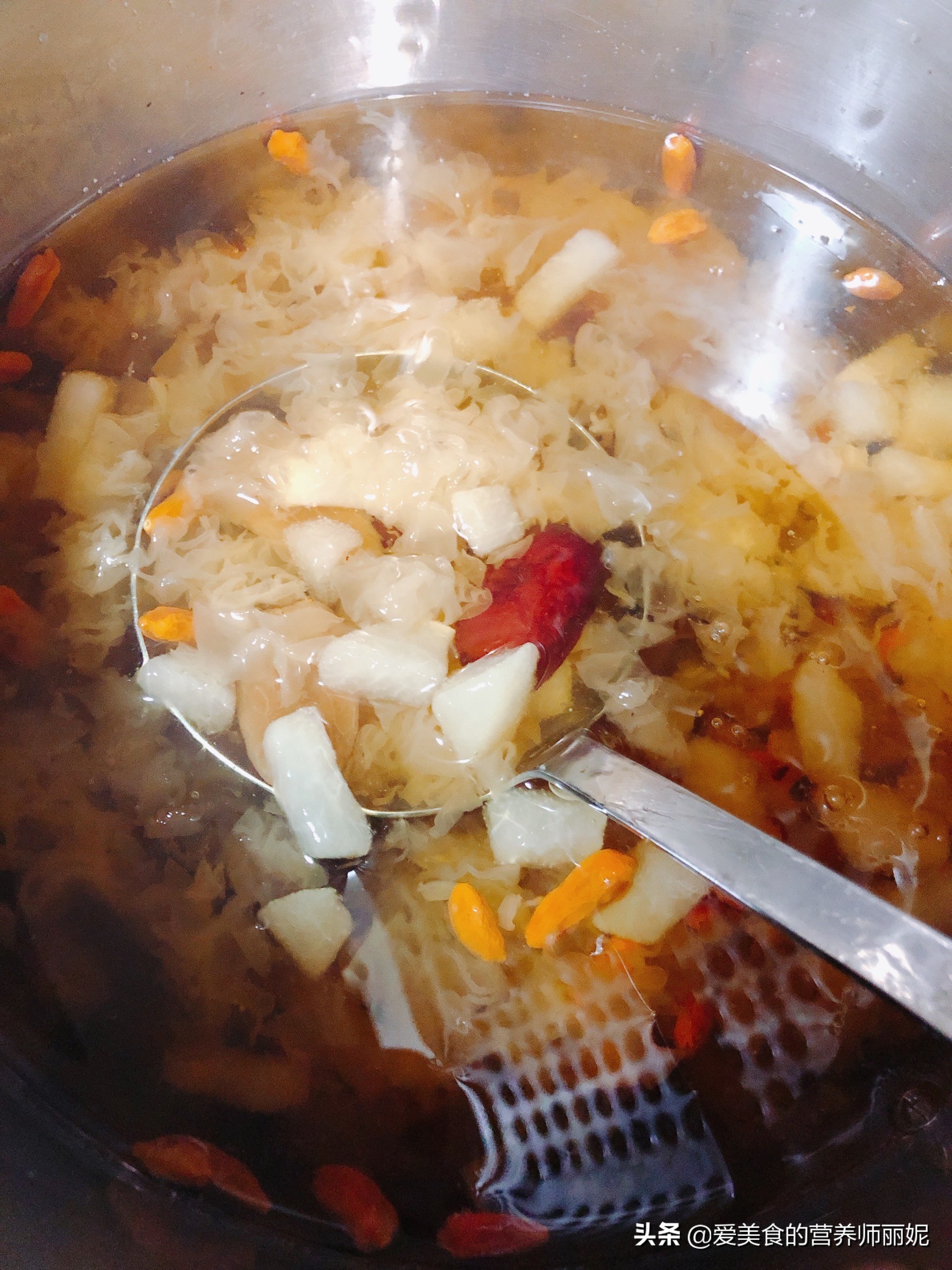 1朵银耳1个雪梨,1把红枣1把枸杞,清甜补水滋润冬季干燥时节