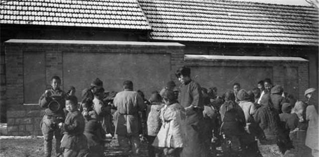 民国农村奇案：戏班女班主深夜遇害，凶器消失，师徒二人巧妙破案