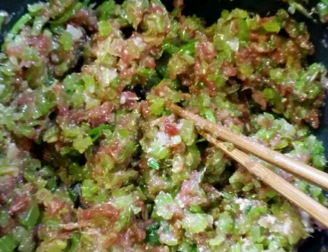 芹菜猪肉饺子，怎样调馅好吃？大厨教你小妙招，芹菜更绿，更入味
