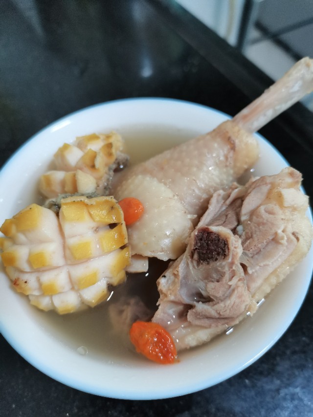 鲍鱼炖汤，加几个鲍鱼壳一起炖煮更鲜甜！