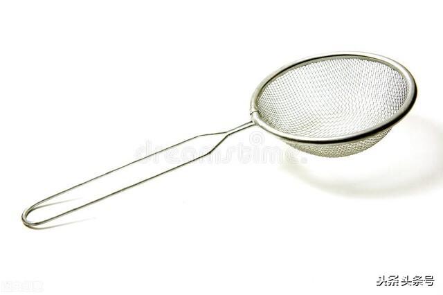 用竹篾编成的常用的生活用品还有:笊篱,过去用竹篾编成,所以造字是竹