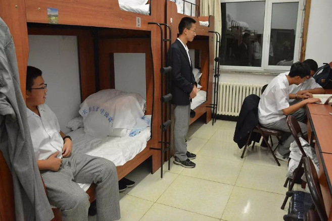 高中毕业后才明白，高中住校和不住校差别大，是存在一定不同的