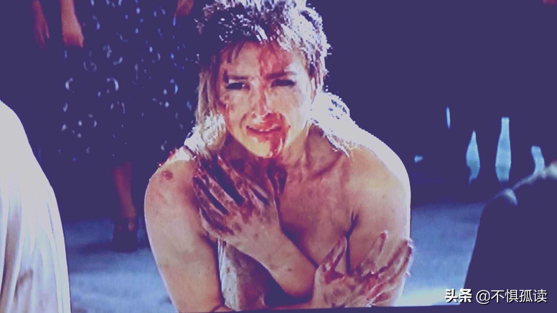 《西西里的美丽传说》：她因为太美丽，被嫉妒的女人群殴、剃光头