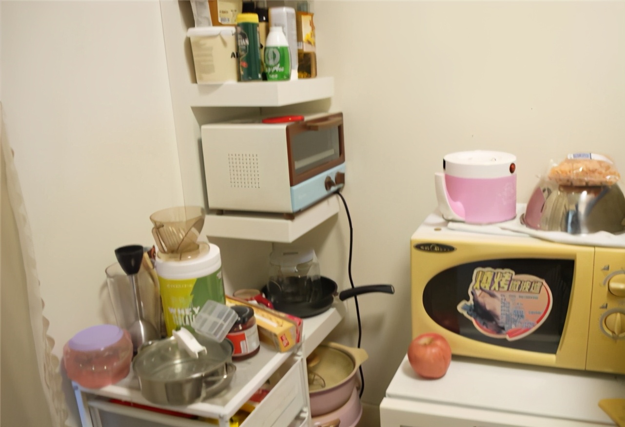 买不起房的香港夫妻，住在9㎡的小屋里，他们却说：住出了幸福感