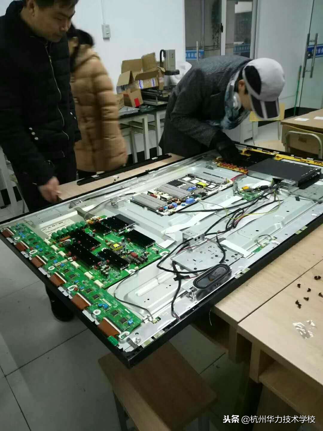 维修创维液晶电视绿灯亮不开机-杭州华力液晶维修小技术