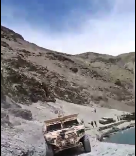 班公湖边缘，印军士兵狼狈不堪，满脸伤痕，印巴对峙激烈升级。