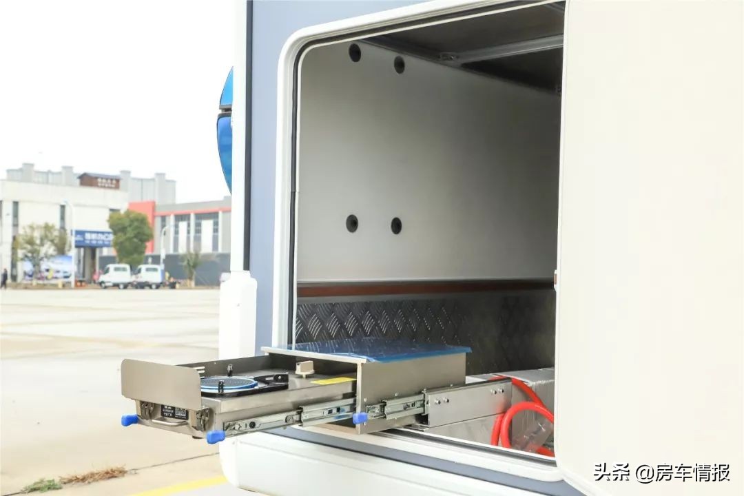新发布的两款依维柯房车，预计40多万，4座6座两布局你更喜欢谁？