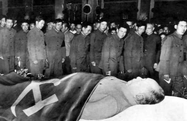 1976年毛泽东去世，他留下了6样遗产，其中百万稿费给了谁？