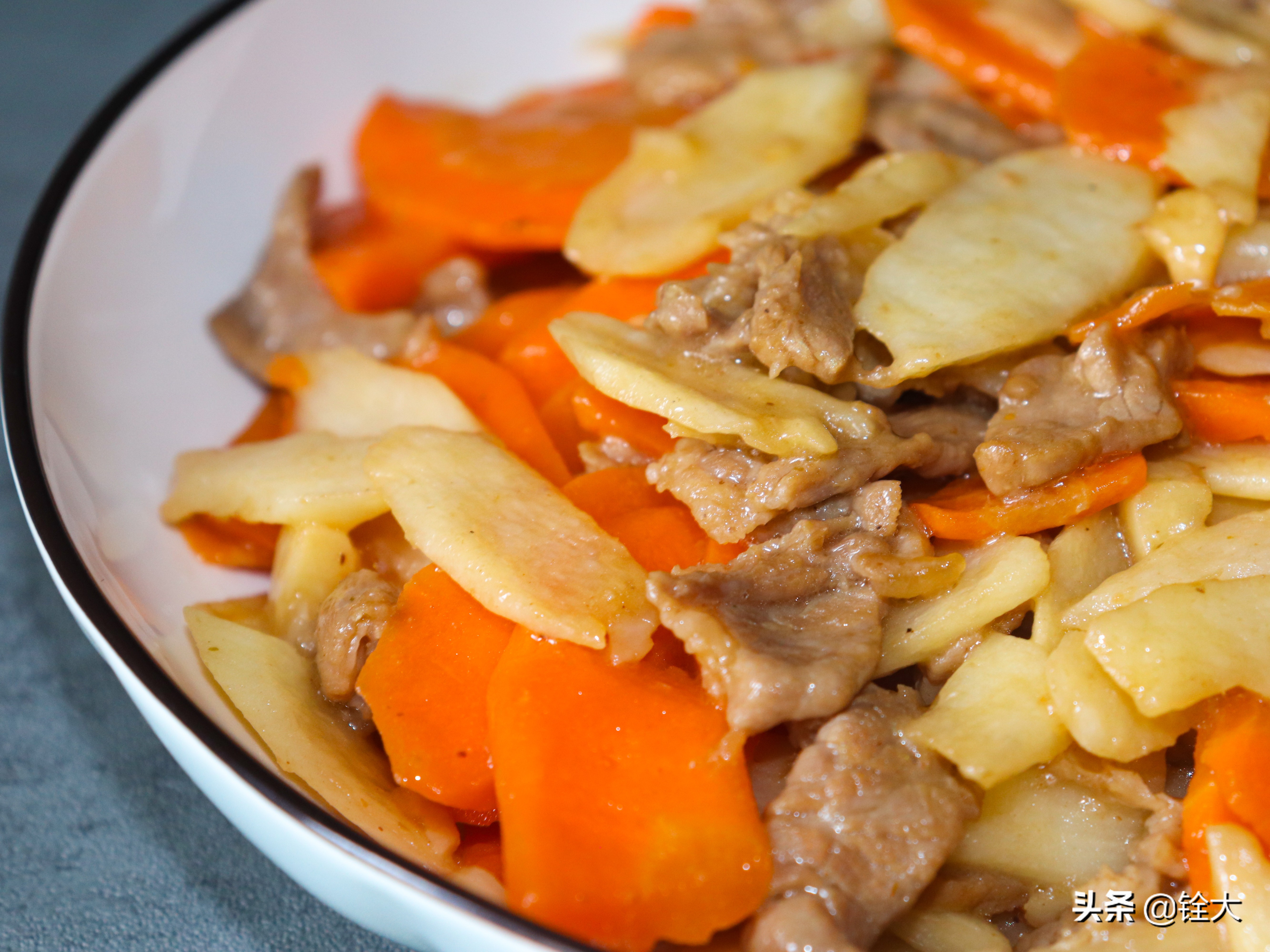 搭配胡萝卜和肉片爆炒(肉片胡萝卜怎么炒)