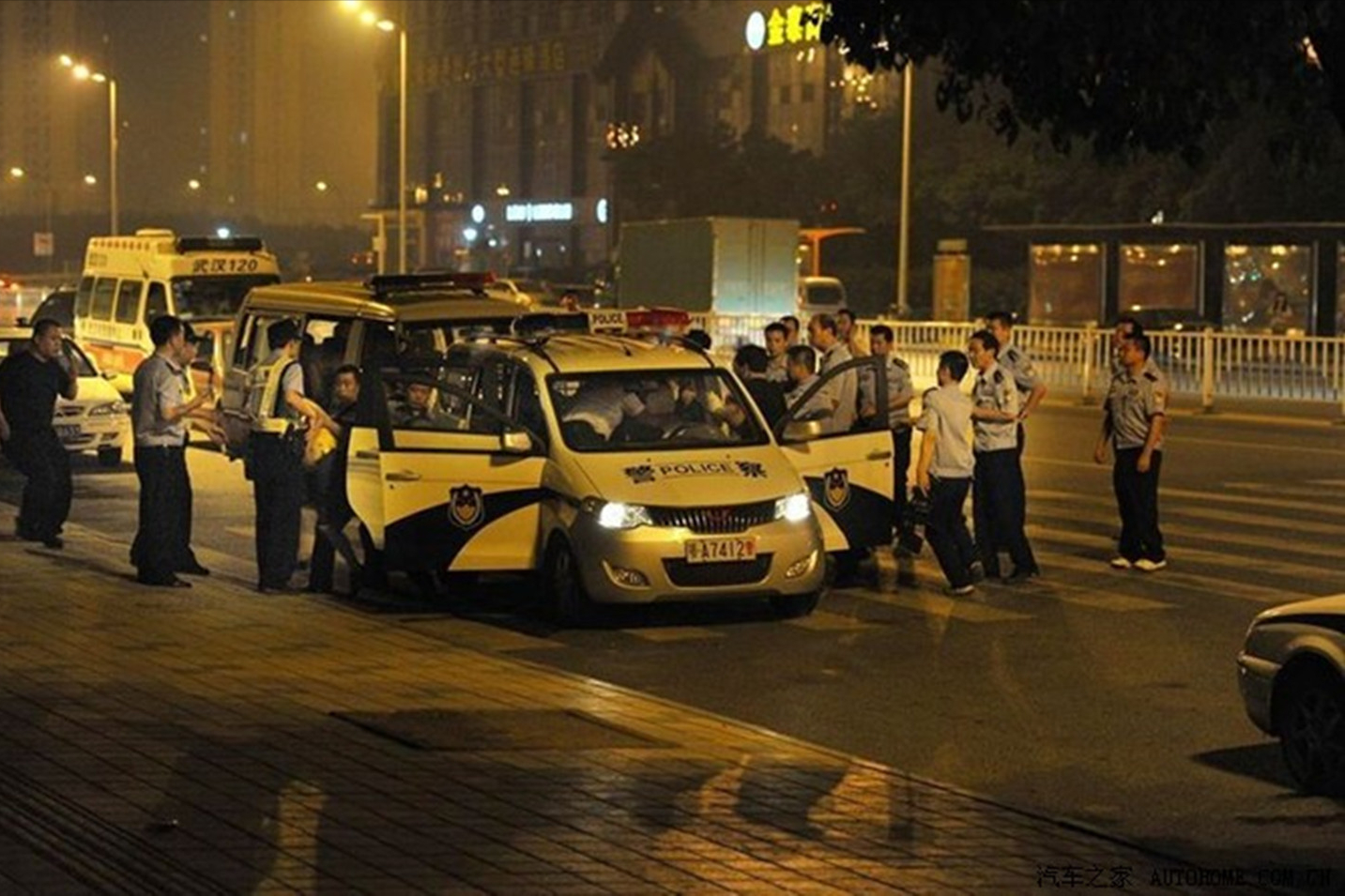 2000年，黑帮老大刘涌被捕，14名律师为他辩护，最后结局如何？