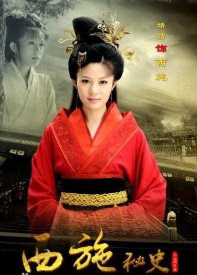 她出道便被姑父捧为女主，姑父另结新欢后，她也沦为了十八线演员