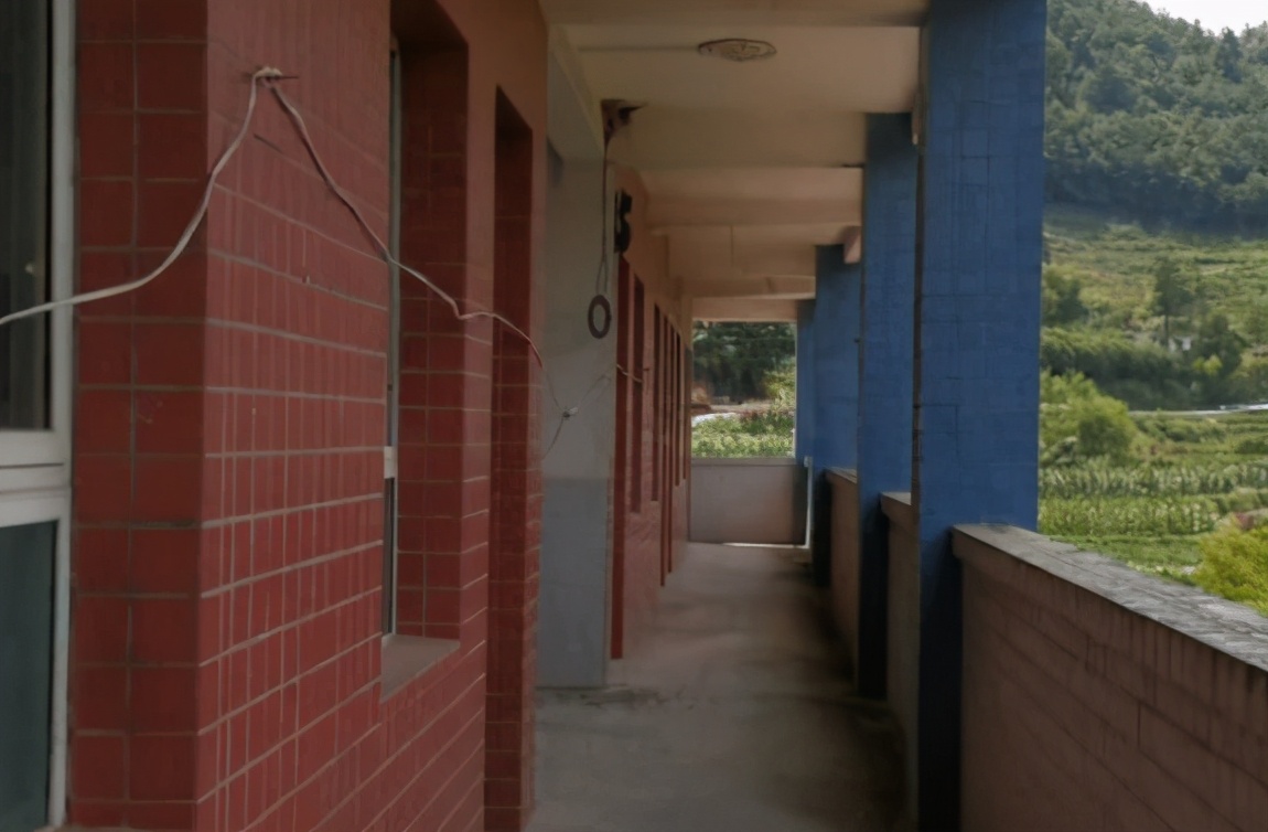 古天乐曾捐赠111所学校，而10年前这所希望小学，如今却彻底荒凉