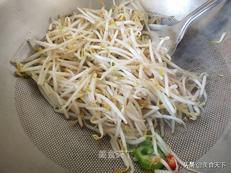 酸溜溜的味道，酸爽可口，开胃下饭，还帮油腻腻的肠胃减减负