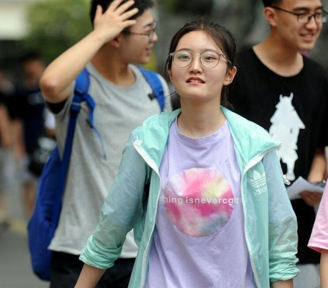 为啥高考当天不能穿校服，是怕学生作弊吗，班主任一语道破玄机