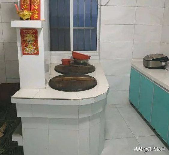 柴火灶台对于农村来说,有着不同寻常的意义,我记得小时候家里都用土灶