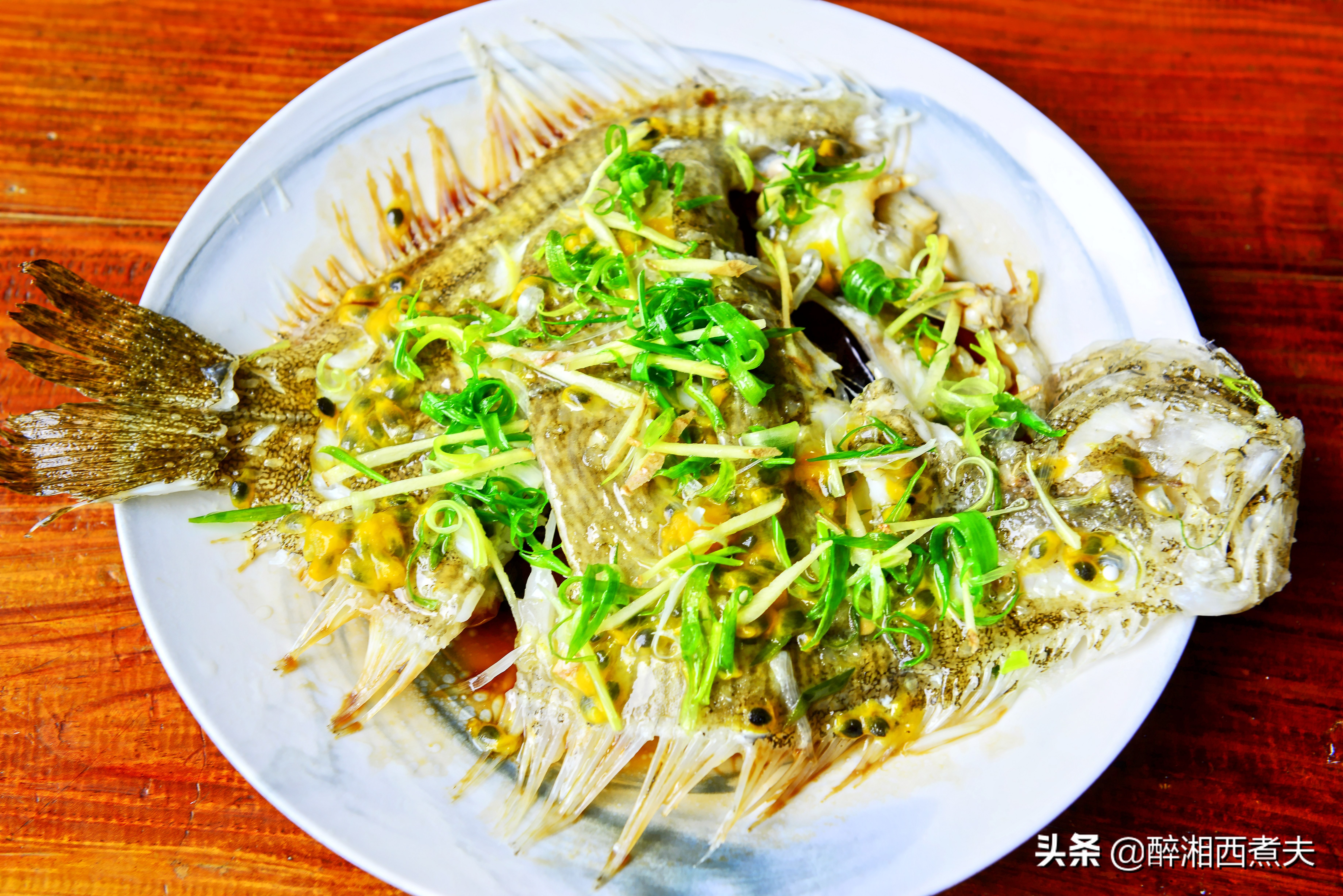 多宝鱼无鳞却很腥？一招教你轻松搞定去腥！清蒸多宝鱼鲜嫩又肥美