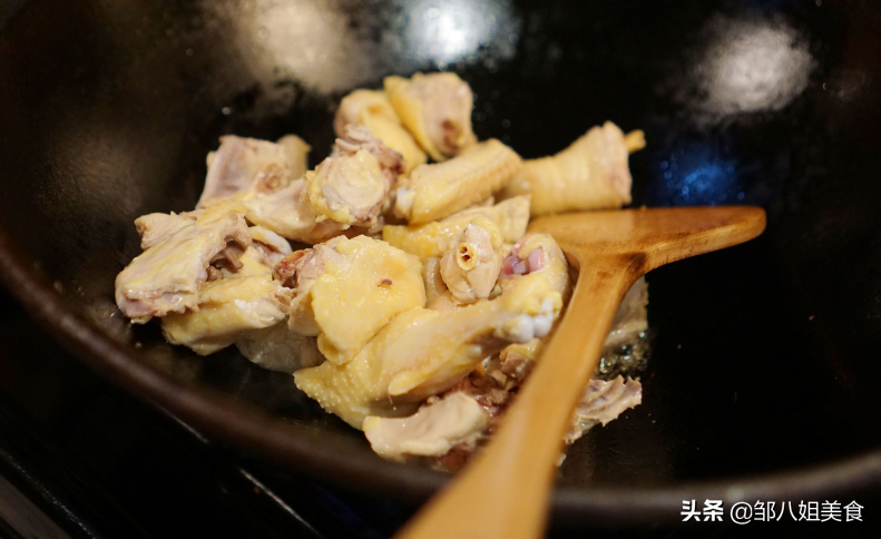炖鸡汤，记住“2个窍门”，鸡肉不柴鸡汤不腥，汤鲜肉嫩很美味