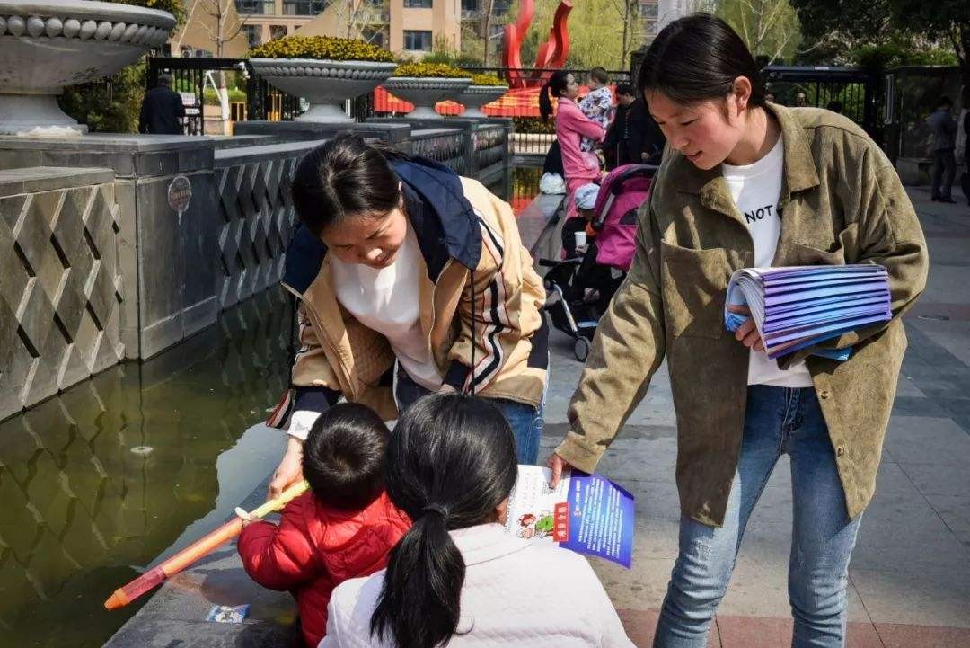 校园真实生活状态曝光，贫富差距太大，大学生生活费给多少才合理