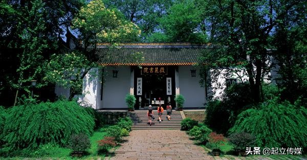 清华二校门、武大的樱花，大学里标志性风景，你认为哪个最好看？