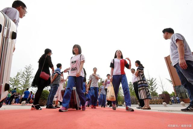 全国乙卷高考语文新变化，文言文阅读的选材让人意外，作文有回归