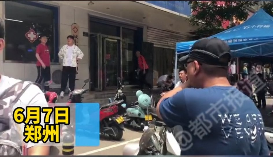 高考｜考场外陪考的父母，是一道令人动容泪目的风景线