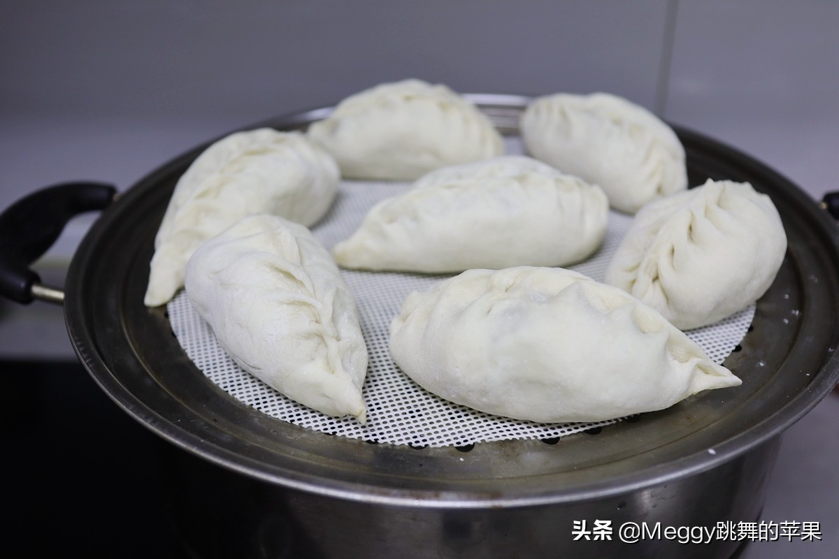 全家老少都爱的酱肉包子，酱香浓郁又暄软，左右手各2个吃撑了