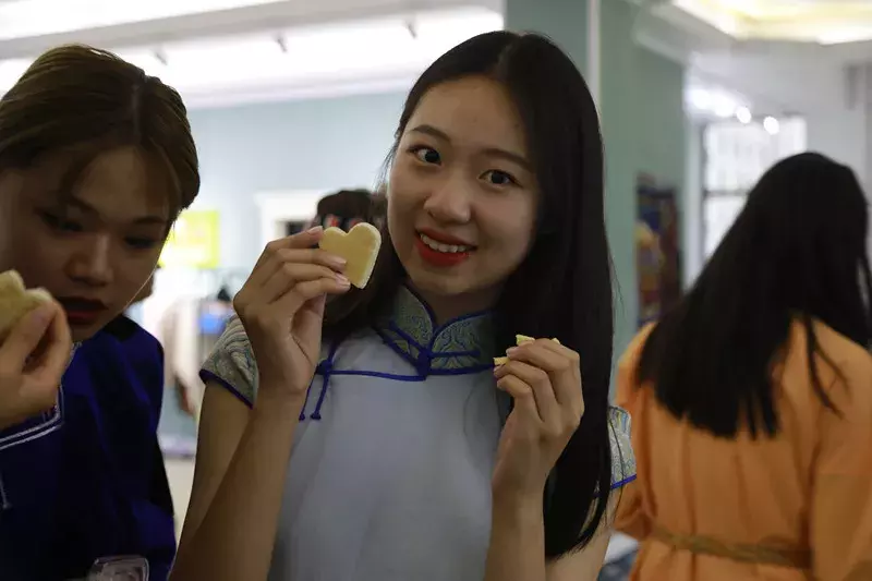 世界旅游小姐畅游巴彦淖尔，美女＋美景，保证让你看花眼