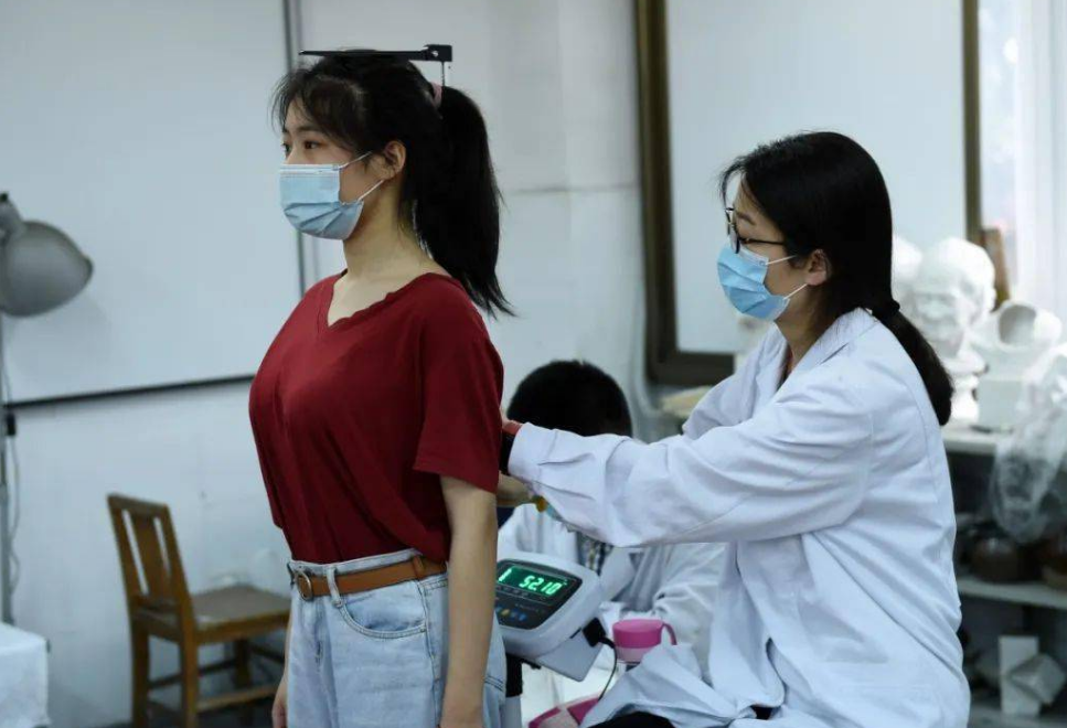 面对高考体检，学生直接低头，有人“一丝不挂”，医生看后很无奈