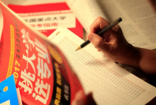 21年高考500分只能上专科，文理分数线差距100分，文科生太难了