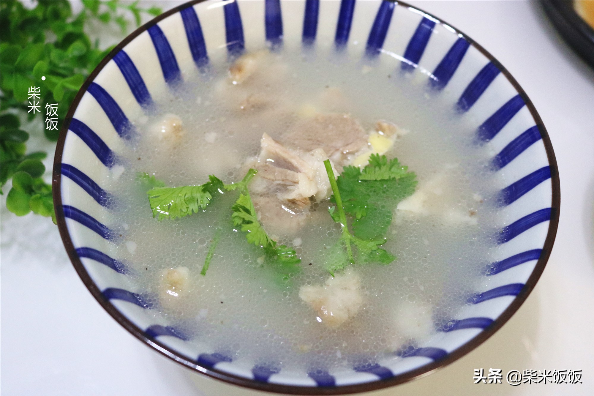 天冷了，炖一锅羊肉汤暖暖身，做法很简单，鲜香无腥味