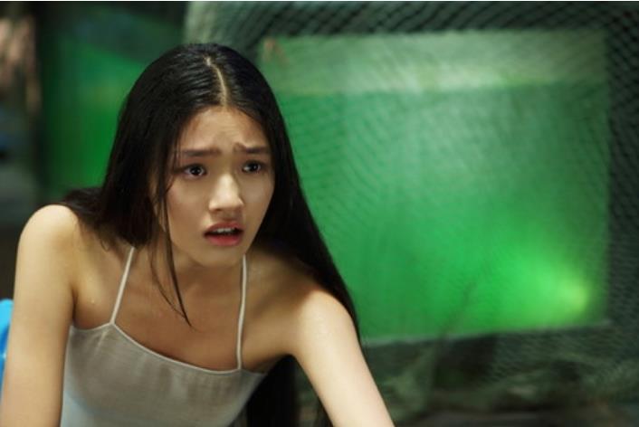 刘轩是美人鱼族群的仇敌,而珊珊却顶着压力,两次主动放过刘轩.