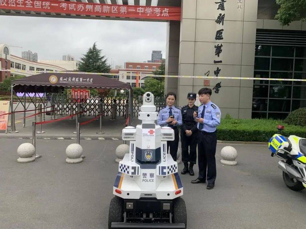 揭秘！这是你看过科技感MAX的高考场外“送考员”