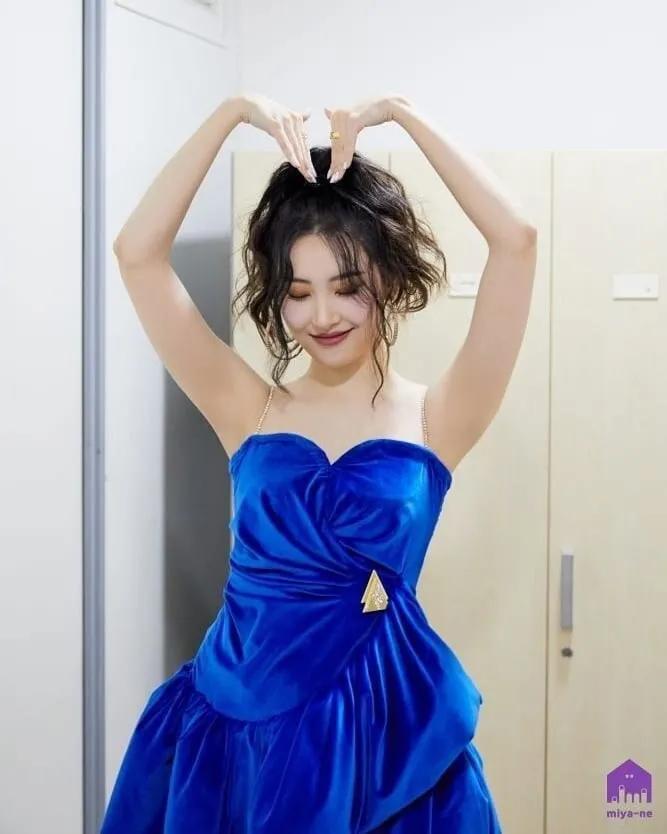 张雨绮春晚首秀土上3.9亿热搜哈哈哈！大胸妹穿衣真没救了吗…