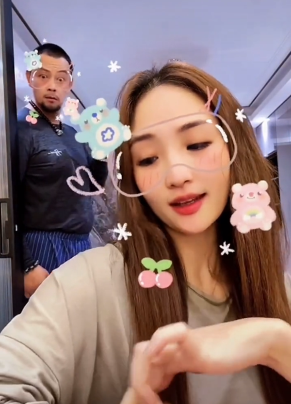 这两人非常幸福,婚后生有一儿一女,每次李汶桐发视频,晋松都第一个