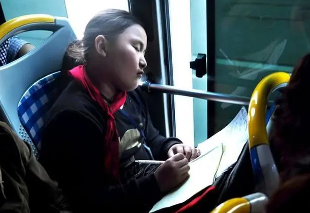 小学生“0分作文”火了，为凑字数使出浑身解数，老师：拜你为师