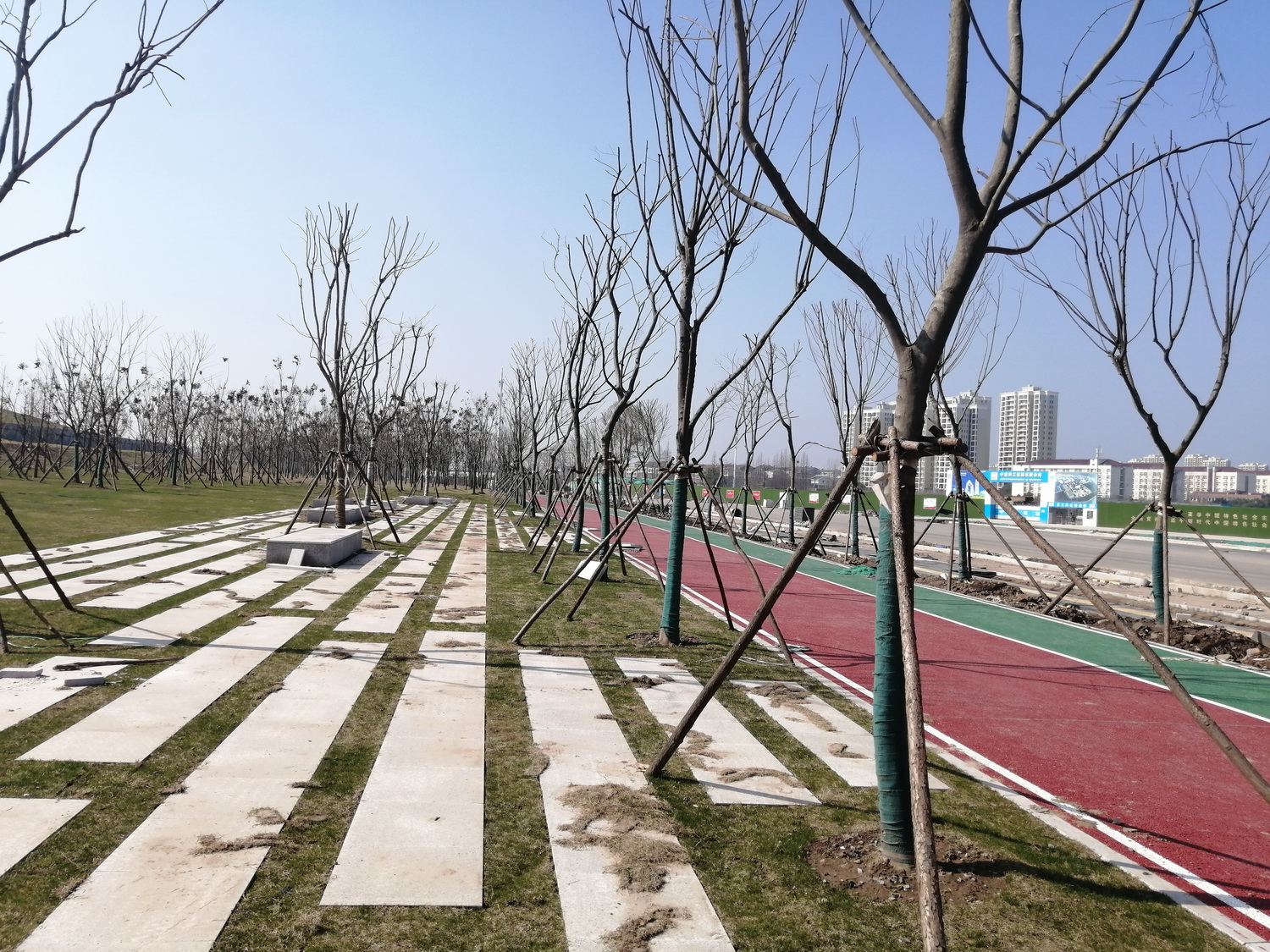 长江大学新校区进展很快，部分建筑已至地面3层，配套也在完善中