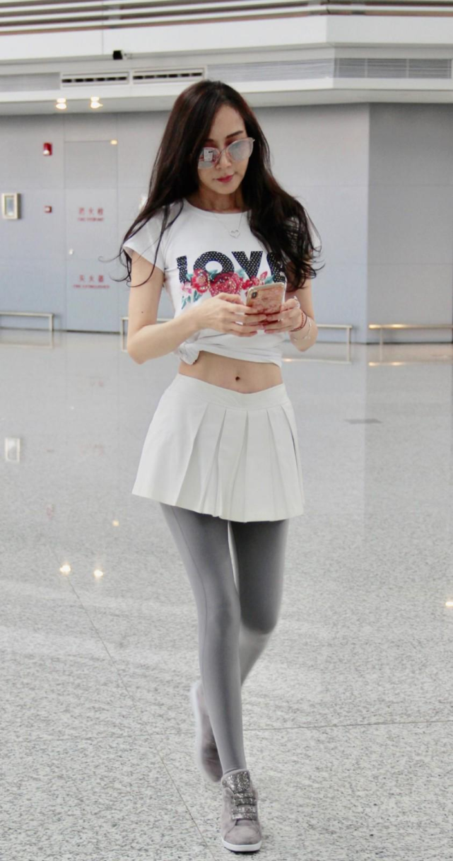 53岁仍未婚,亿万资产无人继承又怎样,单身富婆的快乐你不懂