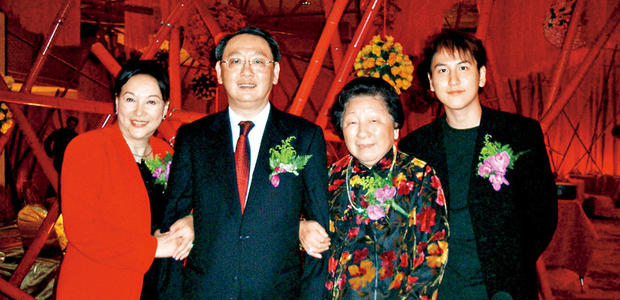 汤臣一品公子汤珈铖：含金汤匙出生却身患抑郁，仅21岁身价100亿