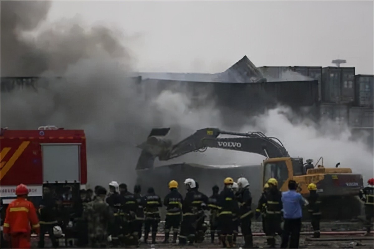 摄影师进入天津爆炸核心区 大楼被掏空_央广网