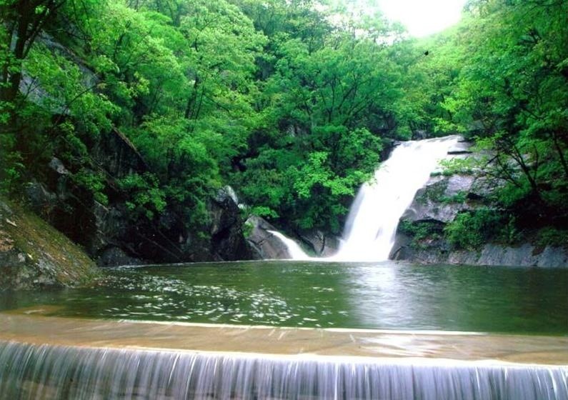 宝天曼峡谷漂流(南阳内乡宝天曼峡谷漂流全长8公里)