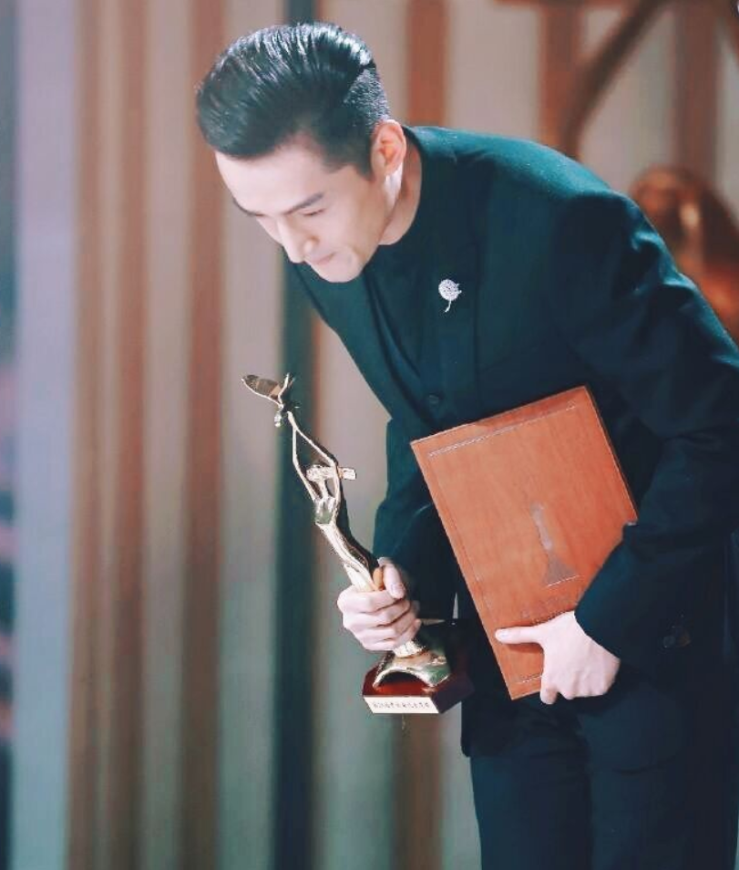 胡歌暖男一枚，人生经历太多事，造就自身的优秀品格