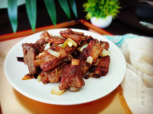 干锅排骨怎么做（十分钟速成味美特下饭的干锅排骨）