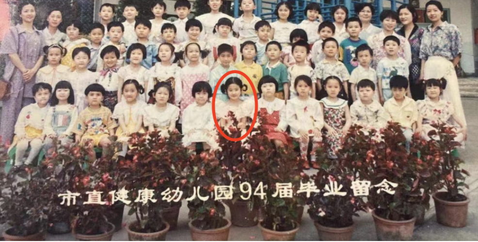 幼儿园毕业照来袭，创意不输大学生，孩子开心家长不满：有啥意义