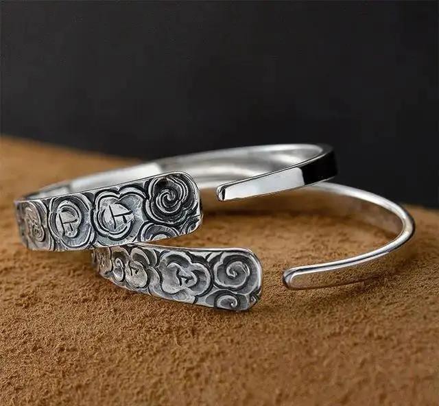 戴银手镯有讲究，佩戴银镯子有哪些禁忌？有些人是不能带的