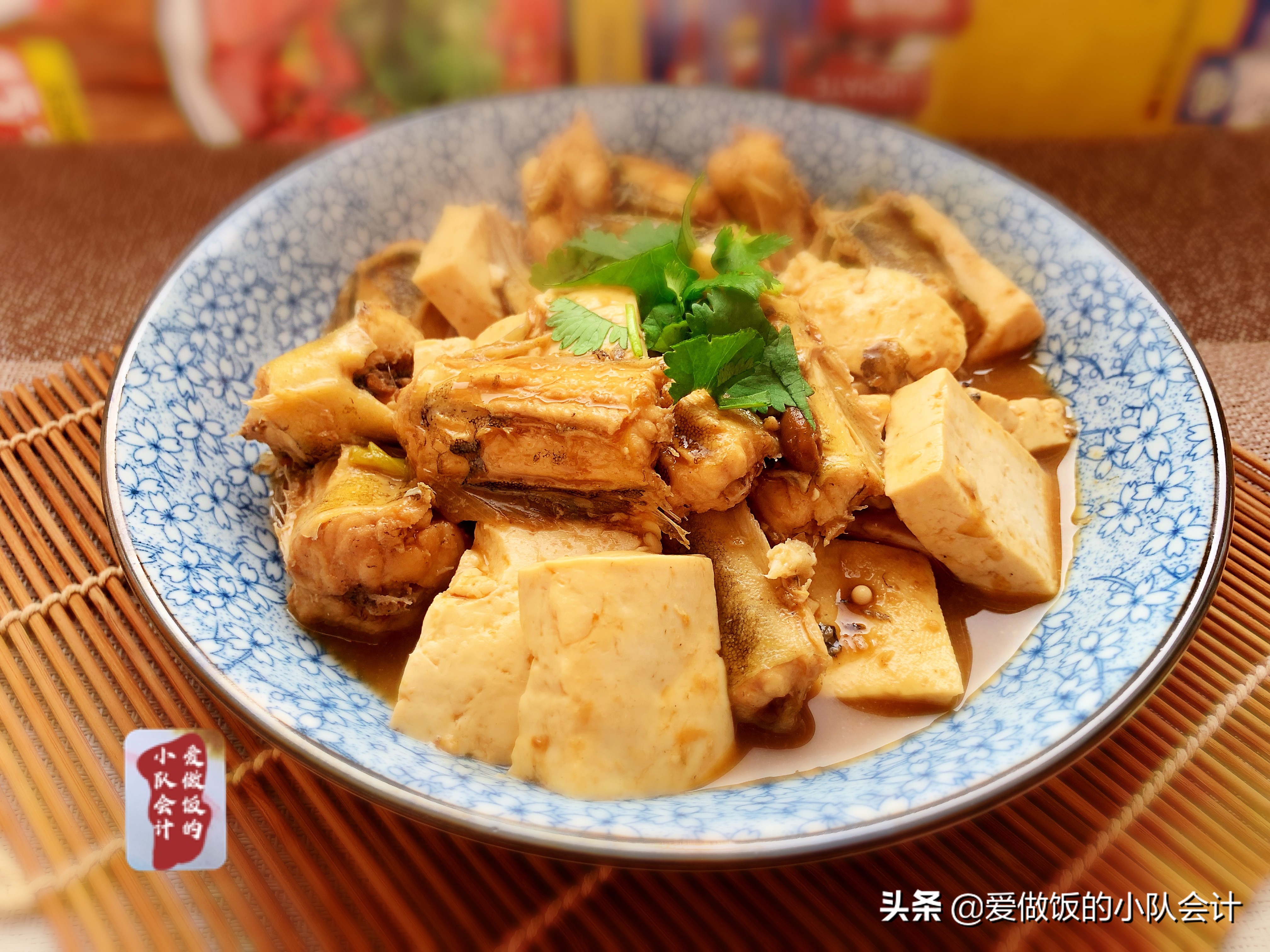 鲇鱼炖豆腐怎么做才好吃？牢记2点，鱼肉鲜嫩不腥，豆腐咸鲜入味