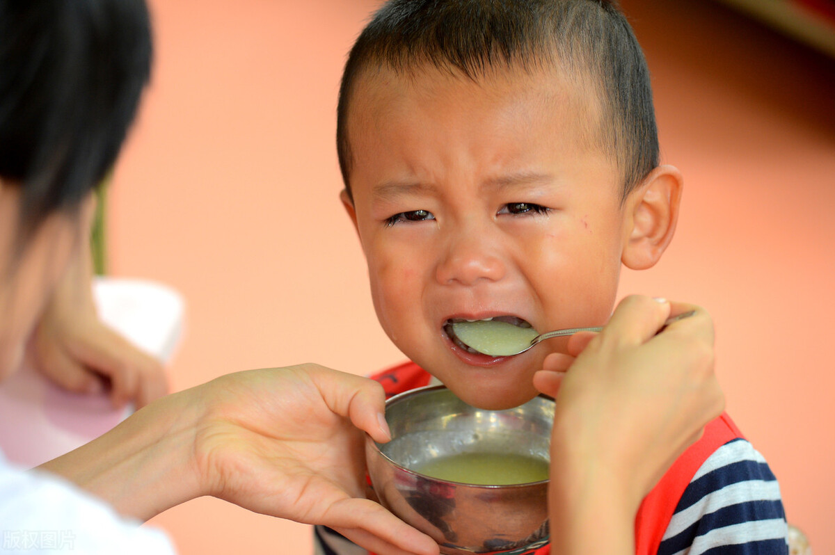 宝宝厌食呕吐怎么办？小儿食欲不振的常见原因及应对方法