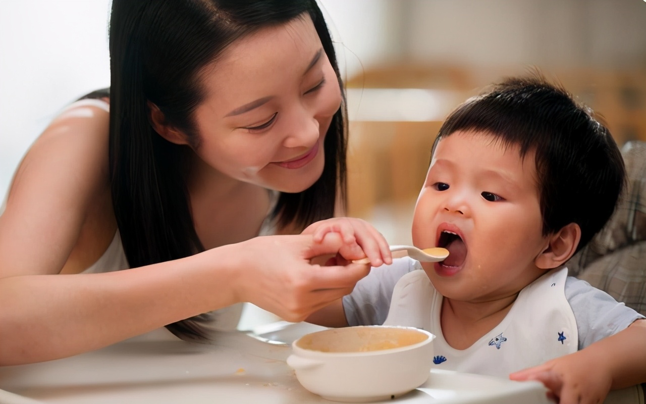 1岁的宝宝，是吃饭为主还是喝奶为主？儿科医生：这样安排更合理