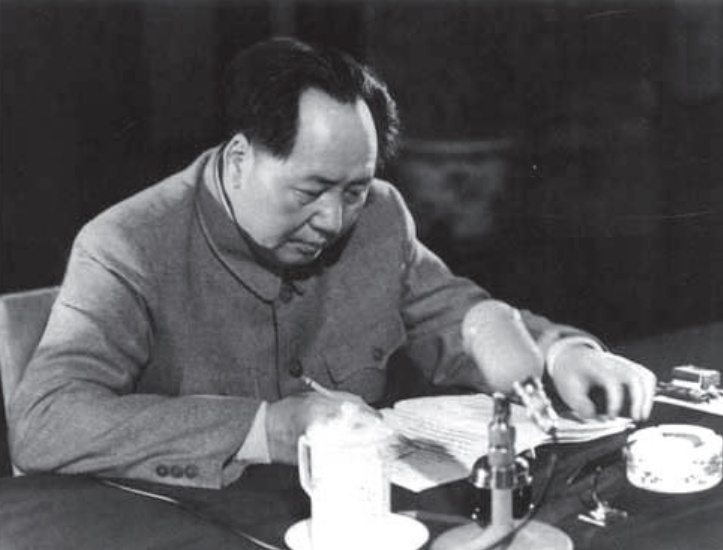 王新兰偶遇毛主席，送她去找肖华，江青：我看看这漂亮的女红军