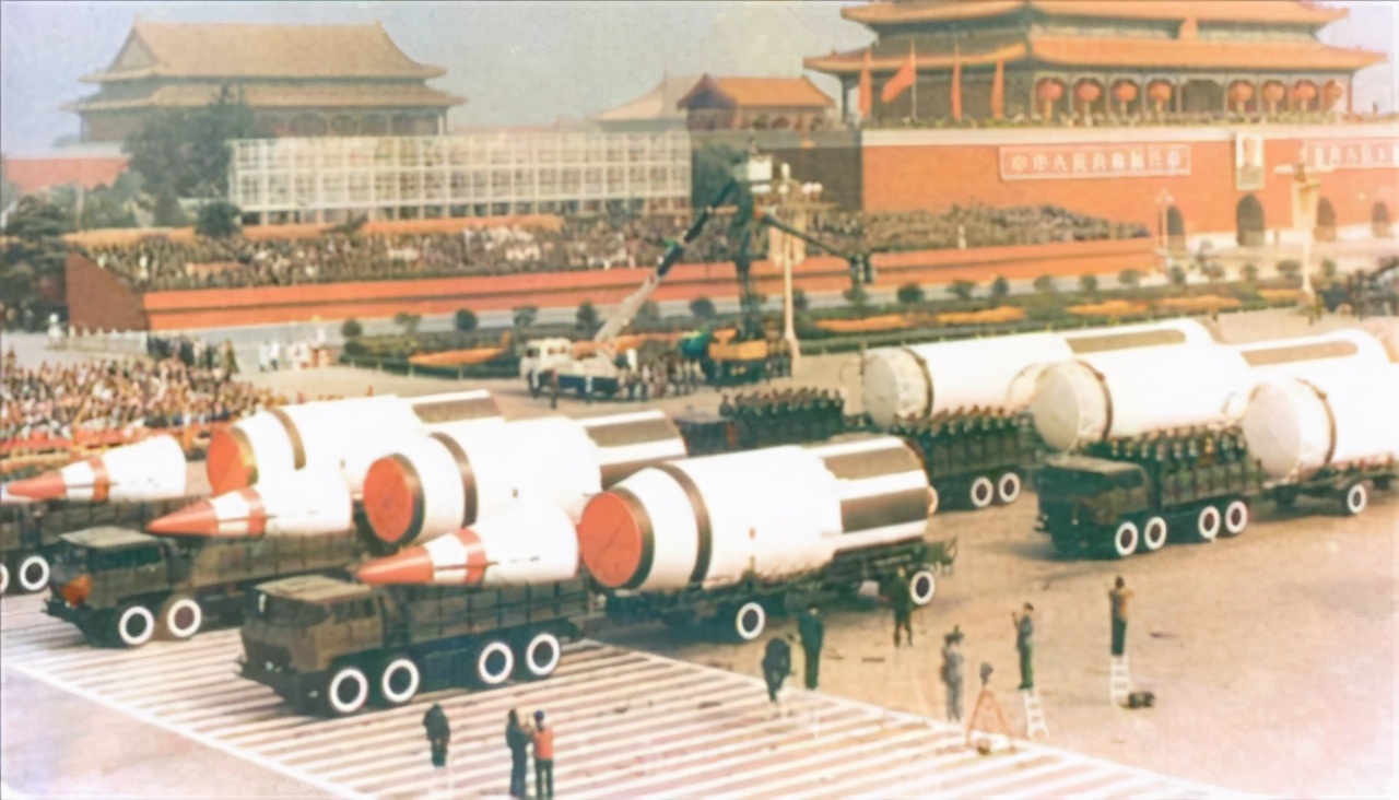 1984年大阅兵，出现了新式导弹，日本媒体什么反应？
